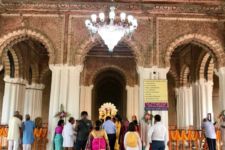 সবচেয়ে আকর্ষণীয় জায়গা হল ঠাকুরদালান। পুজোমণ্ডপের সেই পঙ্খের অসাধারণ কারুকার্য নজর কাড়ে। 