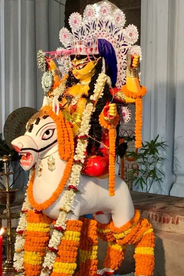 রাজকীয়তার ছাপ আজও বহন করে চলেছে পুজোমণ্ডপের থাম, খিলানগুলি। তার বিশালত্বের নজির পশ্চিমবঙ্গে অন্যতম। 