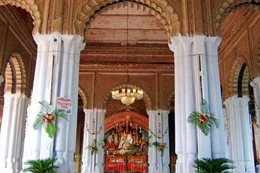 এই সময়ে বড় নারায়ণের প্রতিষ্ঠিত বিগ্রহের পাশাপাশি আরও ১২টি কৃষ্ণের বিগ্রহ দুর্গা দালানে পাশে কাঠের সিংহাসনে সাজিয়ে রাখা থাকে।