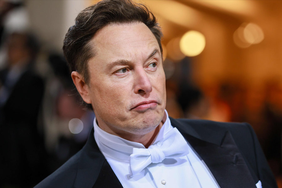 চলতি বছরের ৩১ জানুয়ারি টুইটার অধিগ্রহণের পরিকল্পনায় প্রথম পা ফেলেছিলেন মাস্ক। সেই মাস থেকে টুইটারের শেয়ার কেনা শুরু করেন। মার্চের মধ্যে মাস্কের হাতে আসে ‘মাইক্রোব্লগিং সাইট’টির ৫ শতাংশ শেয়ার। তার পর এপ্রিলে মাস্ক ঘোষণা করেন, ৪ হাজার ৪০০ কোটি ডলার খরচ করে টুইটার কিনতে চান তিনি।