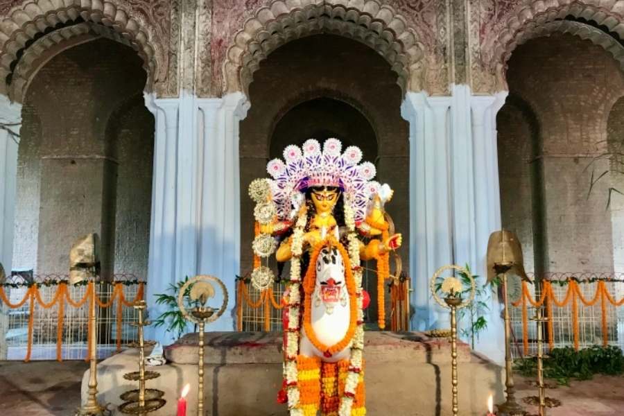 এবং এখানকার অন্যতম বিশেষত্ব হল, সকলের পুজো হয় একসঙ্গেই। সাধারণ মানুষ তিন দিনের জন্য রাজবাড়ির একটি অংশে প্রবেশ করে এই পুজো দর্শনের সুযোগ পান।