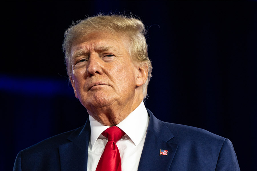 এপ্রিল থেকে অক্টোবর পর্যন্ত টুইটার কর্তৃপক্ষের সঙ্গে বার বার ঠোকাঠুকি লেগেছে মাস্কের। বরাবরই বাক্‌স্বাধীনতার পক্ষে সওয়াল করা মাস্কের ইঙ্গিত ছিল, তিনি মালিক হলে টুইটারের খোলনলচে বদলে ফেলবেন। আমেরিকার প্রাক্তন প্রেসিডেন্ট ডোনাল্ড ট্রাম্পের বিরুদ্ধে টুইটারের নিষেধাজ্ঞাকে তো মাস্ক খোলাখুলিই তকমা দিয়েছিলেন, ‘‘চূড়ান্ত বোকামির সিদ্ধান্ত!’’