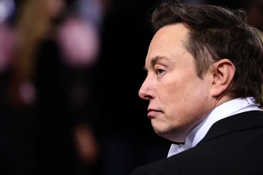 মে মাসে টুইটার অধিগ্রহণের সিদ্ধান্ত নিয়ে আবার ভাবতে বসেছিলেন মাস্ক। ‘মাইক্রোব্লগিং সাইট’ কর্ত়ৃপক্ষের কাছে দাবি করেন, আগে টুইটারে স্প্যাম এবং ভুয়ো অ্যাকাউন্টের তথ্য দিতে হবে। তা না হলে টুইটার কেনার পরিকল্পনা বাতিলের হুমকিও দেন তিনি। শেষমেশ মাস্কের বিরুদ্ধে আদালতে যান টুইটার কর্তৃপক্ষ।