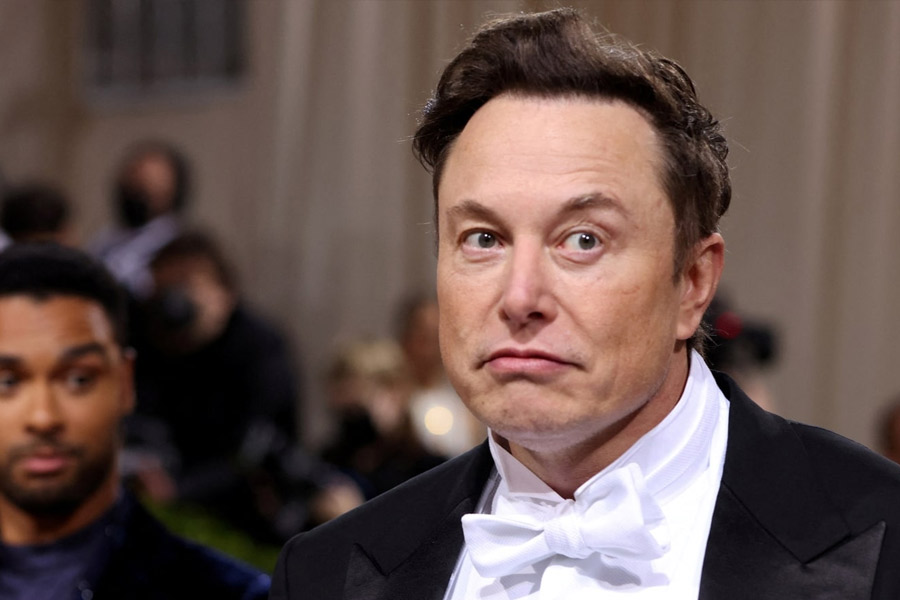 অক্টোবরের গোড়ায় ডেলাঅয়্যারের আদালত মাস্ককে নির্দেশ দিয়েছিল, চলতি মাসের ২৮ তারিখের মধ্যেই টুইটারের অধিগ্রহণের বিষয়ে চুক্তি সম্পন্ন করতে হবে। দু’পক্ষই এ নিয়ে সিদ্ধান্ত না নিলে নভেম্বরে এই মামলার শুনানি শুরু হত। তাতে নাকি মাস্কের হার অনিবার্য ছিল। তবে কি আদালতের চাপে পড়েই টুইটার কিনলেন মাস্ক? এমন প্রশ্নও উঠছে।