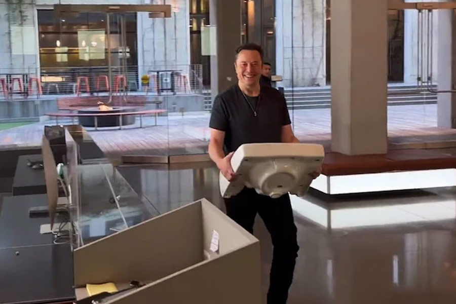 ২৭ অক্টোবর, বৃহস্পতিবার রাত সওয়া ১২টায় ইলনের টুইটার হ্যান্ডলে ভেসে উঠেছিল বেসিন (সিঙ্ক) হাতে তাঁর একটি ভিডিয়ো। টুইটারের সদর দফতরে তা রাখার জায়গা খুঁজছেন ধনকুবের মাস্ক। সঙ্গে তাঁর ইঙ্গিতপূর্ণ মন্তব্য, ‘‘টুইটারের সদর দফতরে ঢুকছি— লেট দ্যাট সিঙ্ক ইন!’’ যেন তখনও বিশ্বাস হচ্ছে না, চুক্তি সফল! টুইটার তাঁর।