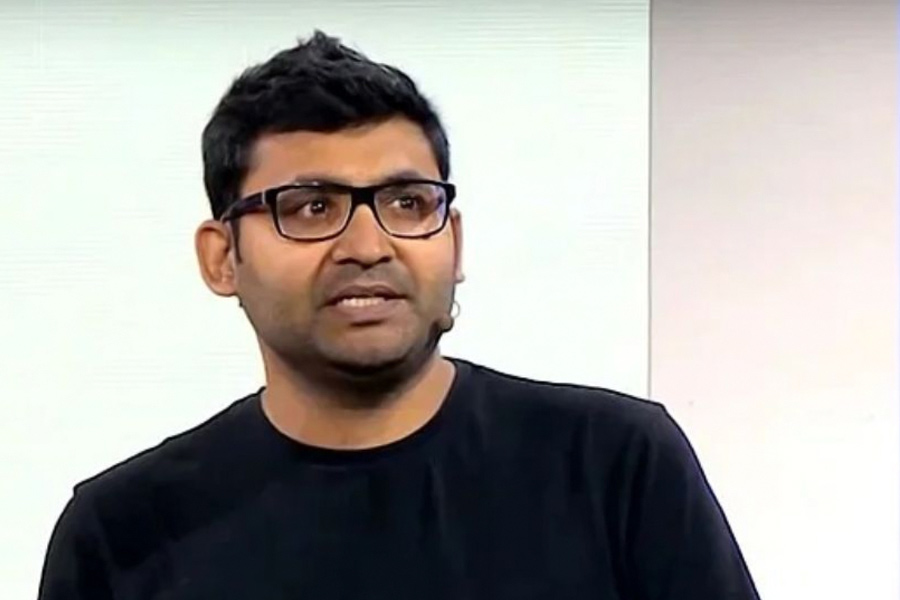 টুইটারের সর্বেসর্বা হওয়ার কয়েক ঘণ্টার মধ্যেই কড়া সিদ্ধান্ত নিয়েছেন মাস্ক। এক ঝটকায় ছাঁটাই করেছেন টুইটারের সিইও পরাগ আগরওয়াল, লিগাল এগজ়িকিউটিভ বিজয়া গাড্ডে, চিফ ফিনান্সিয়াল অফিসার নেড সিগাল এবং জেনারেল কাউন্সেল শিন এজ়েটকে।