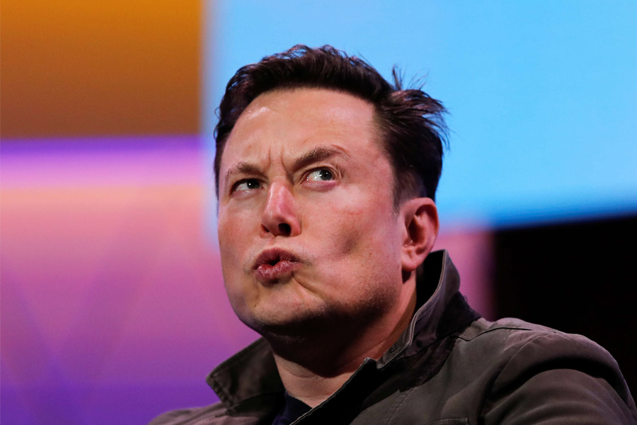 টুইটার অধিগ্রহণের পর ৪ কর্তাকে সরানোর জন্য নাকি আবার কোটি কোটি টাকা খসেছে মাস্কের। পরাগ, বিজয়া এবং নেডের পিছনে ১২ কোটি ডলার খরচ হয়েছে। তাঁদের জন্য ইলন মাস্কের প্রায় ২০ কোটি ডলার খসে গিয়েছে বলেও অনেকের দাবি। আসলে ওই শীর্ষকর্তাদের চাকরির মেয়াদ শেষের আগেই সরিয়ে দেওয়ায় তাঁদের সঙ্গে চুক্তি অনুযায়ী এই বিপুল অর্থ দিতে হয়েছে মাস্ককে।