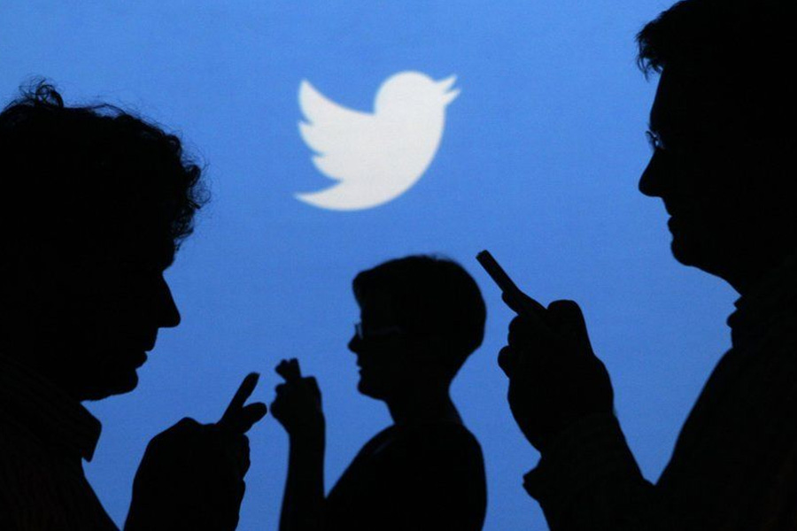 টুইটারের পিছনে জলের মতো এত কোটি কোটি ডলার খরচ করছেন কেন মাস্ক? অধিগ্রহণের আগের দিন টুইটারের বিজ্ঞাপনদাতাদের উদ্দেশে একটি বিবৃতিতে একাধিক কারণ জানিয়েছেন তিনি। তবে সে সবই কি কেবল মাস্কের কথার কথা? সন্দিহান অনেকে।