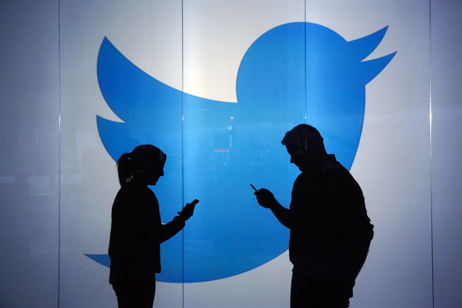 এই মুহূর্তে নেটমাধ্যম যে কট্টর বাম এবং দক্ষিণপন্থীদের প্রকোষ্ঠে বিভক্ত হয়ে যাওয়ার বিপদসঙ্কুল পথে দাঁড়িয়ে, তা মনে করেন মাস্ক। এবং এর জেরে সমাজে বিদ্বেষ বাড়তে পারে। সমাজে বিভাজন গড়ে উঠতে পারে। ওই টুইটে সে আশঙ্কাও করেছেন মাস্ক।