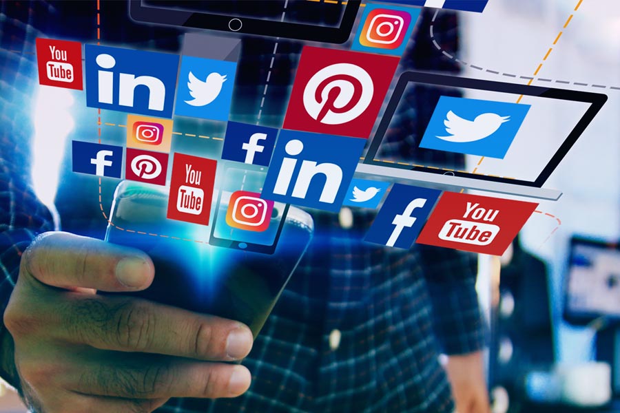 হোয়াটসঅ্যাপ, ইনস্টাগ্রাম মিলিয়ে মেটা-র ক্ষেত্রে তা দৈনিক ৩০০ কোটি ছাড়িয়ে যায়। পিন্টারেস্ট, স্ন্যাপচ্যাট বা টিকটকও নাকি মুনাফায় টুইটারের থেকে বহু যোজন এগিয়ে রয়েছে।