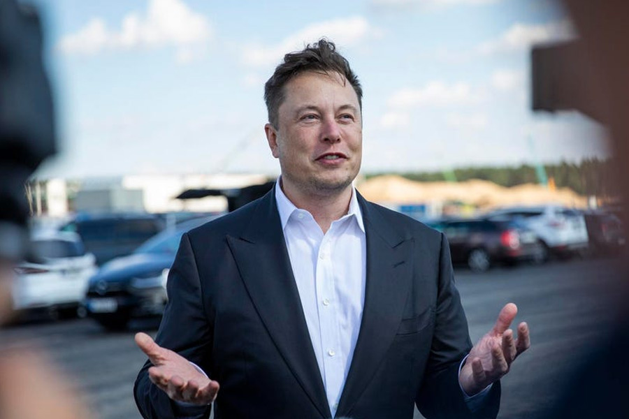 যে যা-ই বলুক না কেন! টুইটার যে সোনা ফলাবে, তা মনে করেন খোদ মাস্ক। বিশ্বের ধনীতমের দাবি, তিনি বিশ্বাস করেন, যত কোটি ডলার খরচ করে টুইটার কিনেছেন, তার থেকে দশ গুণ বেশি মূল্য এটির। সে জন্যই কি ৪ হাজার ৪০০ কোটি ডলারের মধ্যে নিজের সম্পত্তি থেকে ১,৫০০ কোটি ডলার ঢেলেছেন তিনি?