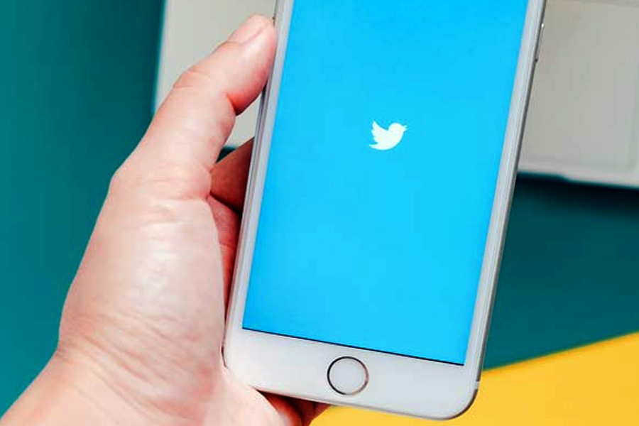 ‘ছোট্ট’ টুইট-পাখিকে নিয়ে কোন স্বপ্ন বুনছেন মাস্ক? তাঁর কাছে তো টেস্‌লা-র মতো গাড়ি প্রস্ততকারী সংস্থা রয়েছে। স্পেসএক্স-এর মতো মহাকাশ গবেষণা সংস্থাও গড়ে তুলেছেন। আর্থিক মূল্যের বিচারে টুইটারের থেকে যেগুলি বহু গুণ ওজনদার। টেস্‌লার নিট মূল্য ৭০ হাজার ২৩৩ কোটি ডলার। অন্য দিকে, ১২ হাজার ৭০০ কোটি ডলারের নিট মূল্যের স্পেসএক্স নাসা-র মতো মহাকাশ গবেষণা সংস্থাকে টক্কর দিতে পারে।