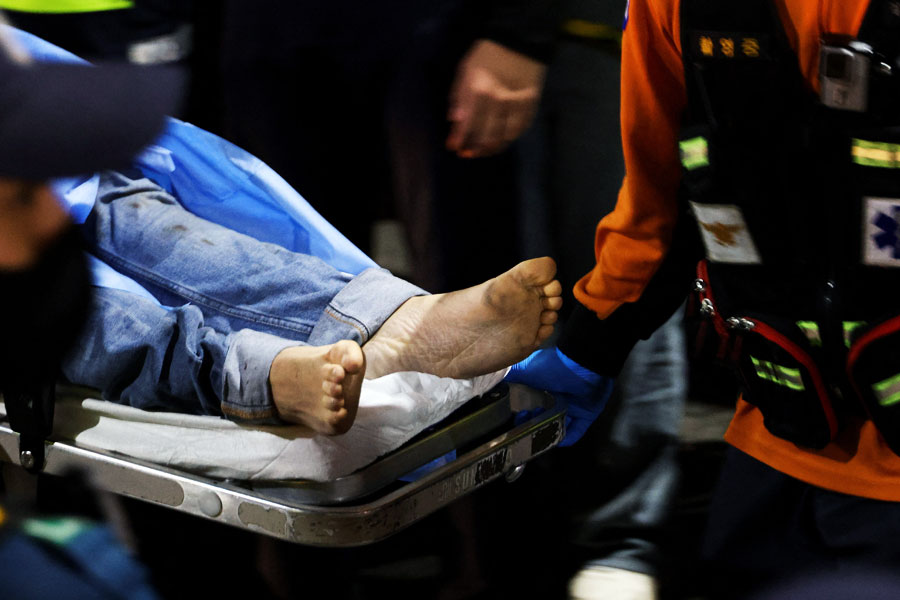 হ্যালোউইনের আগে বিপর্যয় নেমে এসেছে দক্ষিণ কোরিয়ায়। উৎসবের শহরে গিজগিজে ভিড় প্রাণ কেড়েছে শতাধিক মানুষের। পদপিষ্ট হয়ে পথেই মারা গিয়েছেন অন্তত ১৫১ জন। আহত আরও অনেকে।