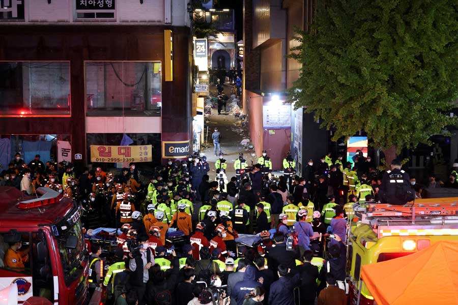 দক্ষিণ কোরিয়ার রাজধানী শহর সোলে ‘ভূতের উৎসব’ হ্যালোউইন ডেকে এনেছে এই মর্মান্তিক বিপর্যয়। যার ছবি দেখে শিউরে উঠেছে গোটা বিশ্ব। বিশ্বের নানা প্রান্ত থেকে সমবেদনা জানিয়েছেন রাষ্ট্রনেতারা। কিন্তু কী ভাবে ঘটল এমন বিপর্যয়?