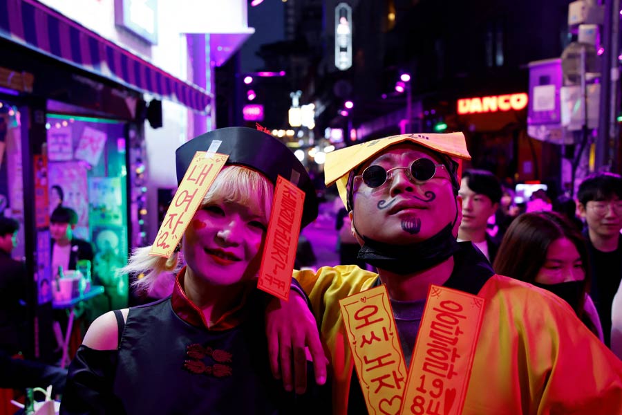 হ্যালোউইন ৩১ অক্টোবর, সোমবার। তার আগে সোলের রাস্তায় ঘুরতে বেরিয়েছিলেন উৎসবমুখর মানুষ। কিছু ভিডিয়ো সমাজমাধ্যমে প্রকাশ্যে এসেছে। যদিও সেই ভিডিয়োর সত্যতা যাচাই করেনি আনন্দবাজার অনলাইন। তবে বিভিন্ন সংবাদমাধ্যমের তরফে দাবি করা হয়েছে, এই ভিডিয়ো সোলের ওই গলিরই। ভিডিয়োগুলিতে দেখা যাচ্ছে, নতুন জামাকাপড় পরে রাস্তায় বেরিয়েছে জনতা। এক লহমায় ভিডিয়োটি দেখলে বড়দিনের পার্ক স্ট্রিট বলে ভুল হতে পারে। 