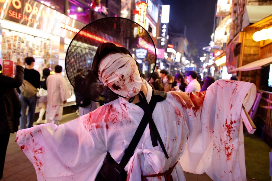 কোভিড অতিমারির পর সোলে এ বছর বড় করে হ্যালোউইন উদ্‌যাপনের আয়োজন করা হয়েছিল। আনন্দে সামিল হতে শহরে জড়ো হয়েছিলেন অন্তত হাজার দশেক মানুষ। সেখানেই বিপত্তি।