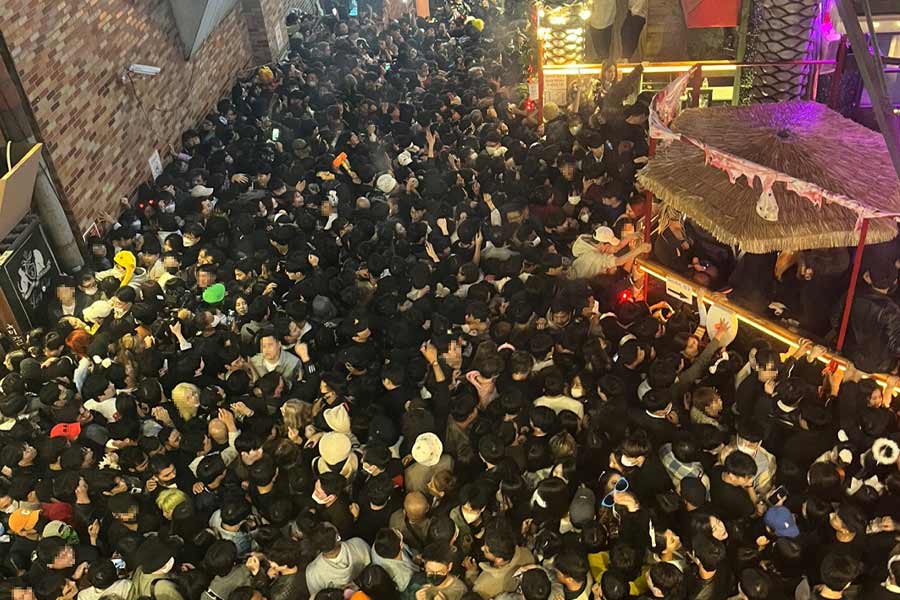 স্থানীয় সংবাদমাধ্যমের দাবি, সোলের আইটেওন জেলায় একটি বাজারে শনিবার অনেক মানুষ কেনাকাটায় ব্যস্ত ছিলেন। আশপাশের পাব এবং বারগুলিতেও জড়ো হয়েছিলেন অনেকে। প্রায় লক্ষ লোকের ভিড় হয়েছিল হ্যামিলটন হোটেলের সামনের রাস্তাটিতে।