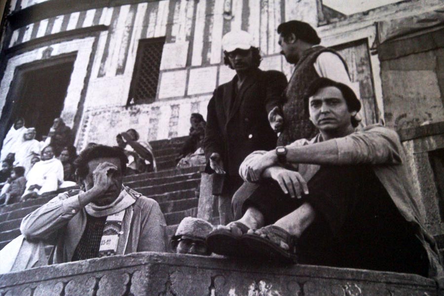 সূত্রের খবর, রাজধানী শহরের প্রাণকেন্দ্রে যে রাস্তায় শনিবার রাতে শতাধিক মানুষ মারা গিয়েছেন, সেই রাস্তাটি বেশ সঙ্কীর্ণ। মাত্র ৪ মিটার চওড়া সে গলি দেখে বেনারসের সরু অলিগলির কথা মনে পড়ছে অনেকের। যে সঙ্কীর্ণ পথ বেয়ে এগিয়েছিল সত্যজিতের ‘জয় বাবা ফেলুনাথ’-এর কাহিনি।