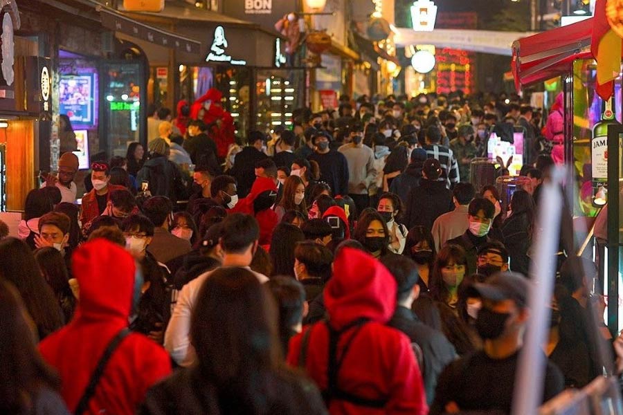 সোলের ৪ মিটার চওড়া রাস্তাটিতে শনিবার রাতে ১ লক্ষ মানুষের ভিড় হয়েছিল বলে দাবি। সেই সঙ্গে হ্যামিলটন হোটেল থেকে বহির্মুখী জনতা এবং আইটেওন সাবওয়ে স্টেশন থেকে এক দল মানুষ ভিড়ের মাঝে পড়ে গিয়েছিলেন।