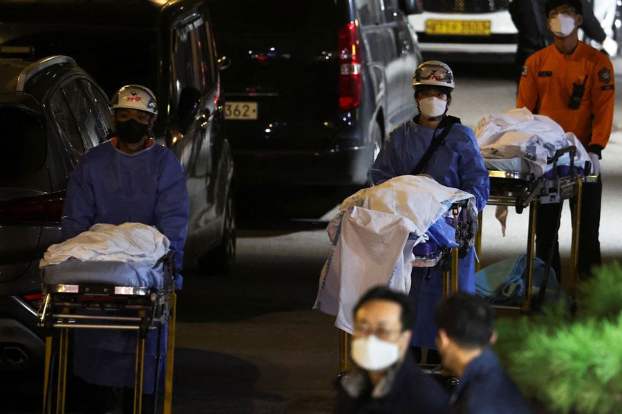 ভিড়ের চাপ ক্রমশ বাড়তে থাকলে আতঙ্কিত হয়ে পড়েন মানুষ। আর তাতেই ঘটে বিপত্তি। অনেকে রাস্তাতেই হৃদ্‌রোগে আক্রান্ত হন।