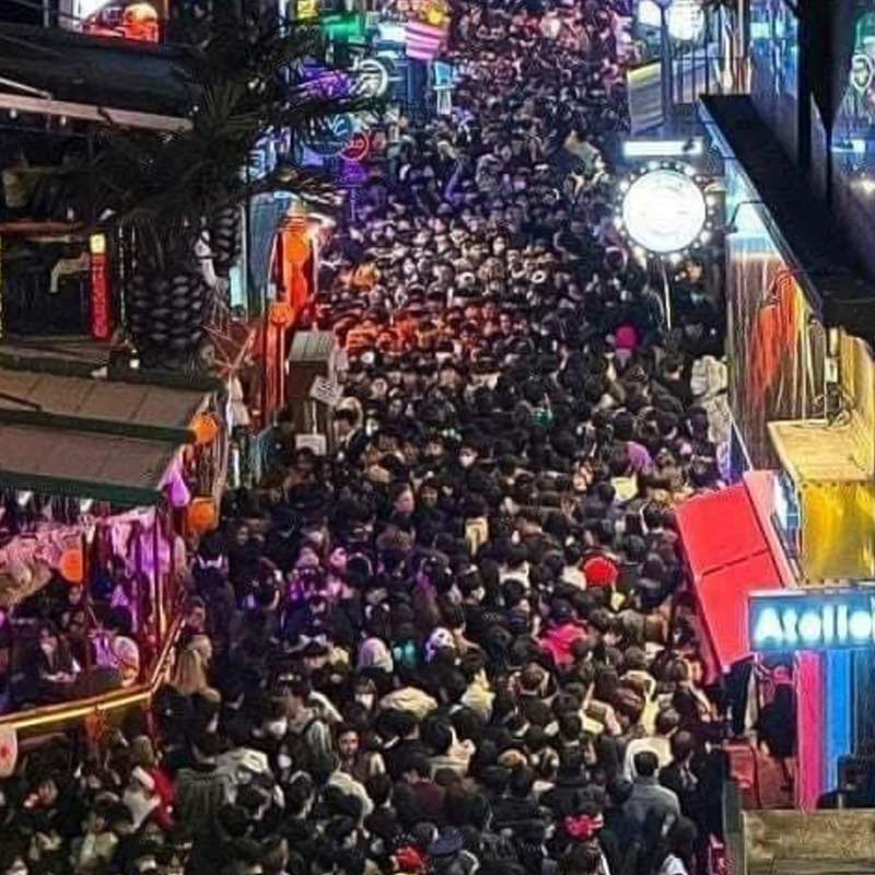 সোল থেকে যে ভিডিয়ো সমাজমাধ্যমে ছড়িয়ে পড়েছে, তাতে দেখা গিয়েছে সরু এক ফালি রাস্তা মানুষের ভিড়ে কী ভাবে গিজগিজ করছে। তিলধারণেরও জায়গা ছিল না সেই গলিতে।