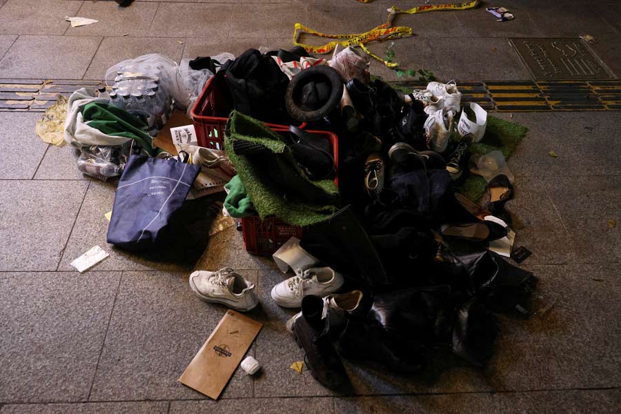 রাস্তার ধারে মৃতদেহের স্তূপ জমা হয়ে গিয়েছিল এক সময়। এ ছাড়া, ভিড়ের মাঝে কেউ অসুস্থদের প্রাথমিক চিকিৎসার ব্যবস্থা করছিলেন, কেউ রাস্তায় শুয়ে থাকা ব্যক্তির কৃত্রিম শ্বাসকার্য চালানোর চেষ্টা করছিলেন, সবই ধরা পড়েছে ক্যামেরায়। 