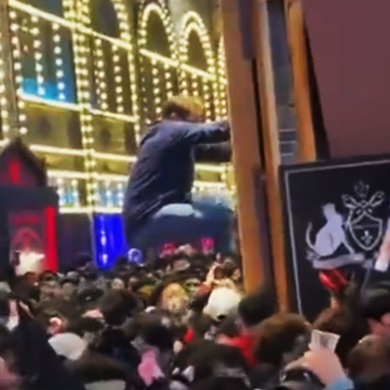 একটি ভিডিয়োতে দেখা গিয়েছে, ভিড় থেকে বাঁচতে কেউ কেউ রাস্তার ধারের দেওয়াল বেয়ে উপরে ওঠার চেষ্টা করছেন। পথে সকলের মুখেই আতঙ্কের ছাপ ছিল স্পষ্ট।