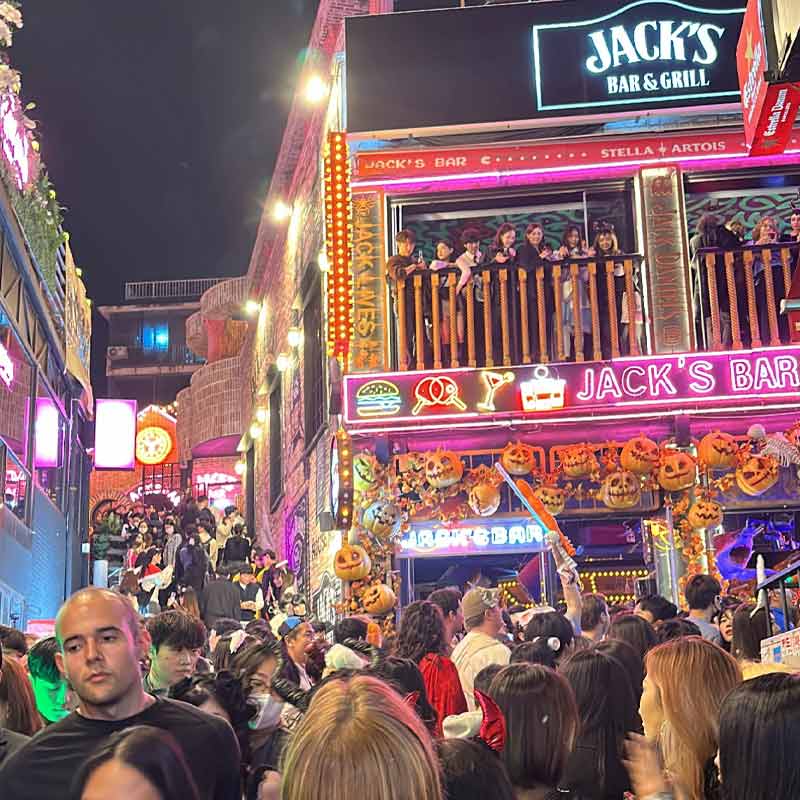 স্থানীয় সংবাদমাধ্যমে এক প্রত্যক্ষদর্শীর বয়ান অনুযায়ী, ‘‘আমি একটি বারে বসেছিলাম। আমার বন্ধু ফোন করে জানায়, বাইরে সাংঘাতিক কিছু ঘটছে। আমি বাইরে বেরিয়ে দেখি রাস্তায় লোকজন অজ্ঞান হয়ে পড়ে আছেন। তাঁদের কৃত্রিম ভাবে শ্বাস প্রক্রিয়া সচল রাখার চেষ্টা চলছে।’’