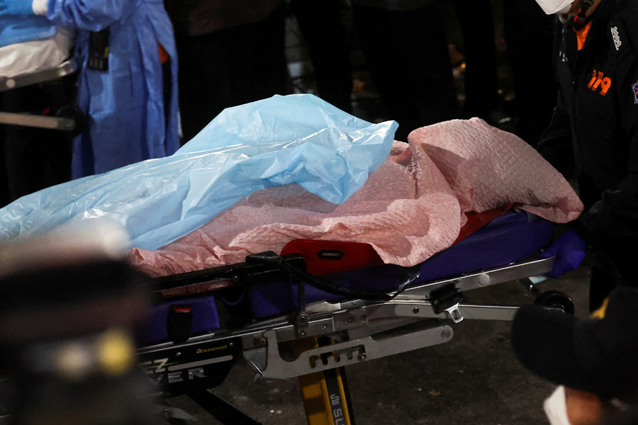 বিপর্যয়ের খবর পেয়ে উদ্ধারকাজে হাত লাগায় প্রশাসন এবং স্থানীয় মানুষ। প্রাথমিক চিকিৎসার মাধ্যমে প্রাণ বাঁচানোর চেষ্টা করা হয় অনেকের। যাঁরা মারা গিয়েছেন, তাঁদের দেহ চাদর দিয়ে ঢেকে দেওয়া হয় রাস্তাতেই।