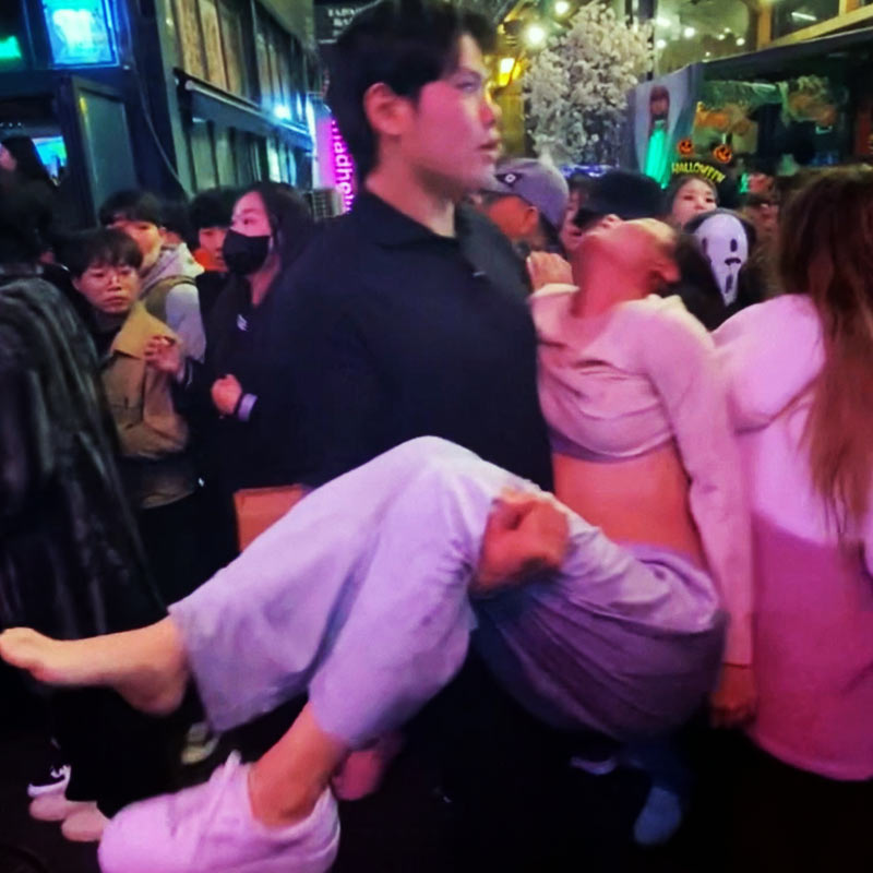 দক্ষিণ কোরিয়ার রাষ্ট্রপতি ইউন সুক-ইওল রবিবার সকালে জাতীয় শোক ঘোষণা করেছেন। তিনি এ-ও জানিয়েছেন, শনিবার রাতের ঘটনায় যাঁরা আহত, তাঁদের চিকিৎসার ভার বহন করবে সরকার। মৃতদের সৎকারের ব্যবস্থাও হবে সরকারি উদ্যোগে।