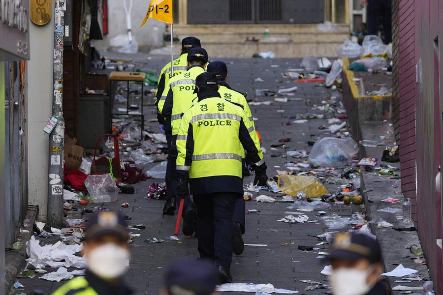 ইউন বলেছেন, ‘‘সোলের প্রাণকেন্দ্রে শনিবার যা হয়েছে, তা হওয়ার কথা ছিল না।’’ দেশের এমন ঘটনায় গভীর শোকপ্রকাশ করেছেন তিনি। 