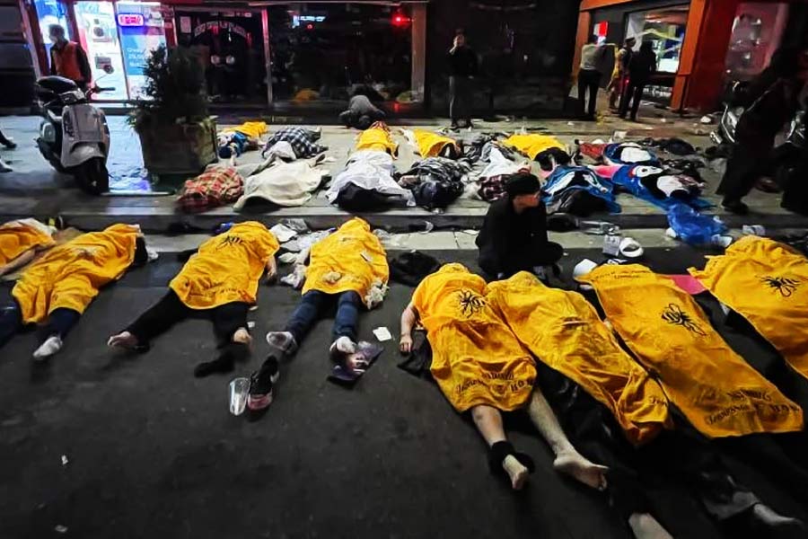 হ্যালোউইনের আগে সোলের এই ট্র্যাজেডি অনেক দিন পর্যন্ত তাড়া করবে দক্ষিণ কোরিয়ার মানুষকে, দাবি পর্যবেক্ষকদের। সব ছবি রয়টার্স এবং টুইটার থেকে নেওয়া।