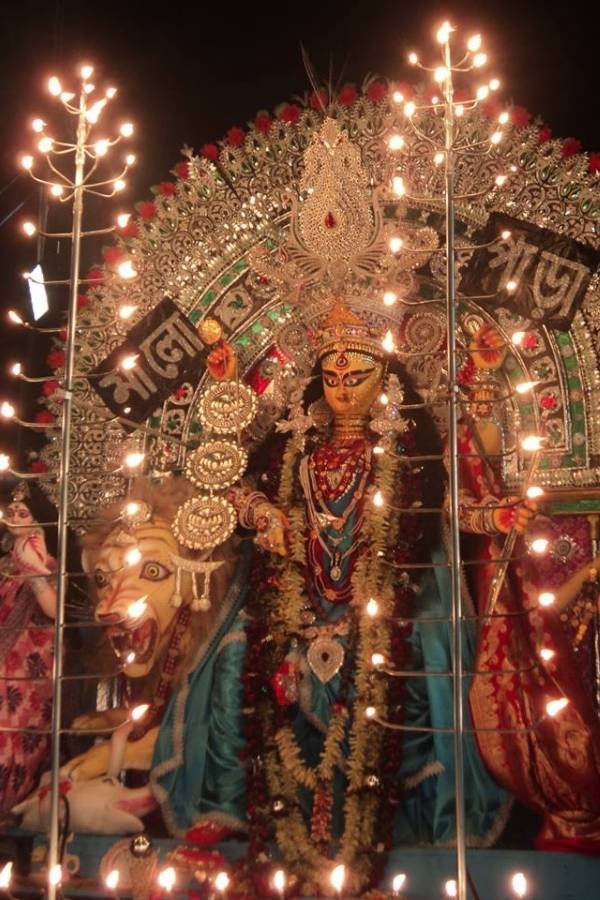 তার পর থেকেই এখনও পর্যন্ত নানা আকারের প্রায় শতাধিক জগদ্ধাত্রী পুজো হয় সারা কৃষ্ণনগরে। সেই উদযাপন প্রায় মহোৎসবের আকার নে