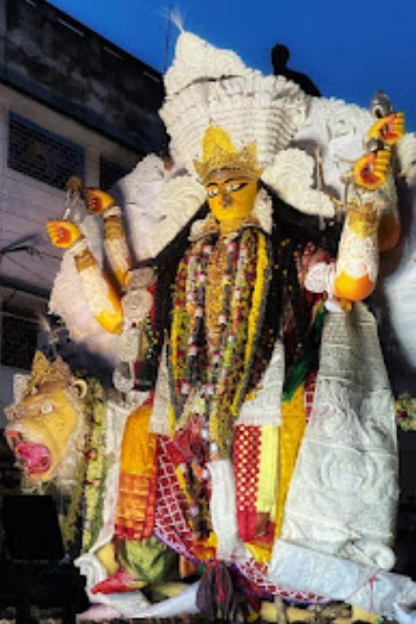সারা রাজ্যের মানুষ দূরদূরান্ত থেকে ছুটে আসেন এই উৎসব চাক্ষুষ করতে। তবে অন্যান্য জায়গার মতো চার দিনের পুজো হয়না কৃষ্ণনগরে। এখানে উৎসব এক দিনের।
