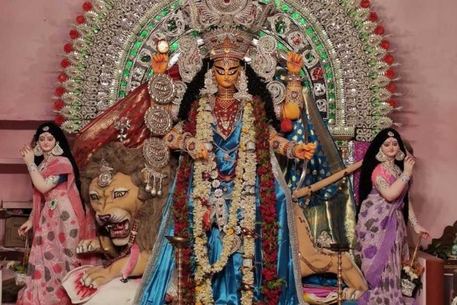 তিন দিনের পুজো হয় নবমীর দিনেই।আর দশমীতে বিসর্জন। ঐতিহ্যবাহী এই ভাসান দেখতে ভিড় করেন অগণিত মানুষ। 