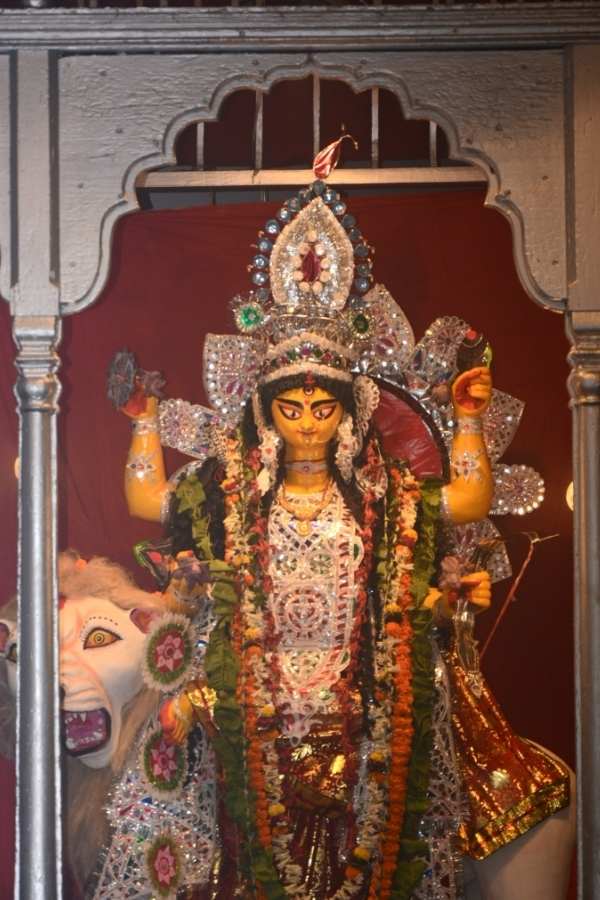 সারা শহর মাখে উৎসবের আমেজ। কৃষ্ণনগরে বনেদি বাড়ির পুজোর জনপ্রিয়তাও রয়েছে অন্য মাত্রায়। তাদের মধ্যে মা জলেশ্বরীর পুজো খুবই বিখ্যাত। 