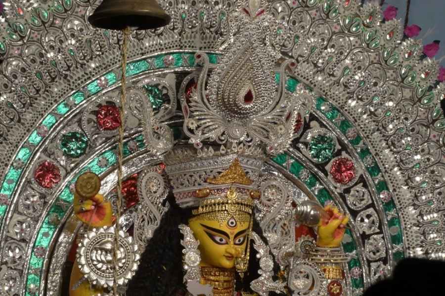 যাঁদের মানত পূরণ হয়, তাঁরা ভিজে কাপড়ে সরা নিয়ে বসেন মায়ের সামনে। সরার আগুনে দেওয়া হয় ধুনো।