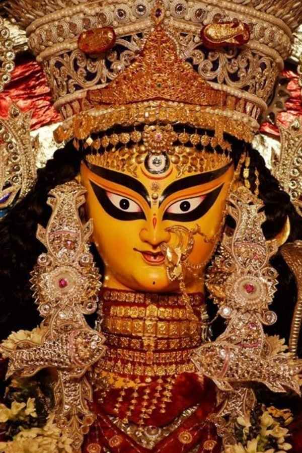  ধুনোর আগুন যত উঁচুতে ওঠে, ততই ভাল বলে মনে করেন সবাই। সঙ্গতে থাকে ঢাকের বাদ্যি! প্রতি বছর এই ধুনো পোড়া স্বচক্ষে দেখতে জমায়েত করেন হাজার হাজার মানুষ।