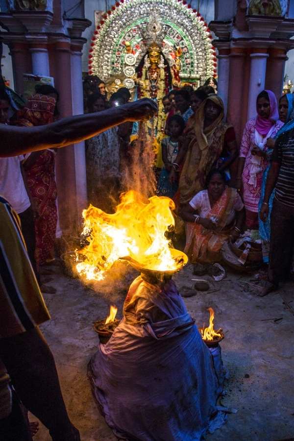 এমনই অনেক পুরনো পুজোর ইতিহাস বহন করে চলেছে কৃষ্ণনগর। এখানকার বুড়িমা এবং ছোটমার পুজো-ও যেমন অতি প্রাচীন এবং বিখ্যাত। তা দেখতে জনতার ঢল নামে প্রতি বছরই। কড়া নিরাপত্তার চাদরে তখন মুড়ে ফেলা হয় পুরো কৃষ্ণনগর শহর!