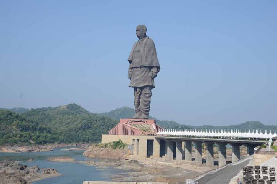 এর আগে,  দেশবাসী এমন উঁচু মূর্তি দেখেছেন গুজরাতে। সে রাজ্যের কেড়ওয়াড়িতে নর্মদা নদীর তীরে সর্দার পটেলের মূর্তি তৈরি করা হয়েছে। ২০১৮ সালে যার উদ্বোধন করেন প্রধানমন্ত্রী নরেন্দ্র মোদী। এর নাম দেওয়া হয়েছে ‘স্ট্যাচু অব ইউনিটি’। সেই মূর্তির সঙ্গেই তুলনা টানা হচ্ছে রাজস্থানের শিবমূর্তির।