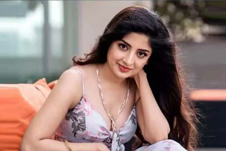 কংগ্রেস সাংসদ রাহুল গান্ধীর হাত ধরে হাঁটছেন এক অভিনেত্রী। তা নিয়ে জোর বিতর্ক শুরু হয়ে গিয়েছে। তিনি পুনম কউর। রাহুলের সঙ্গে তাঁর হাত ধরা ছবি নেটমাধ্যমে ভাইরাল হয়েছে। তার পর থেকে কটাক্ষের শিকার হতে হচ্ছে পুনমকে।