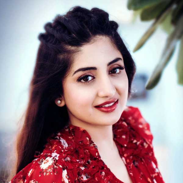 এই ছবিকে ঘিরে শুরু হয়ে গিয়েছে রাজনৈতিক তরজাও। টুইট যুদ্ধে নেমেছে কংগ্রেস-বিজেপি। পুনমের সঙ্গে রাহুলের ওই ছবি প্রকাশ্যে আসতেই বিজেপি নেত্রী প্রীতি গান্ধী টুইট করে মন্তব্য করেছিলেন, “প্রপিতামহের পদাঙ্ক অনুসরণ করছেন রাহুল।”