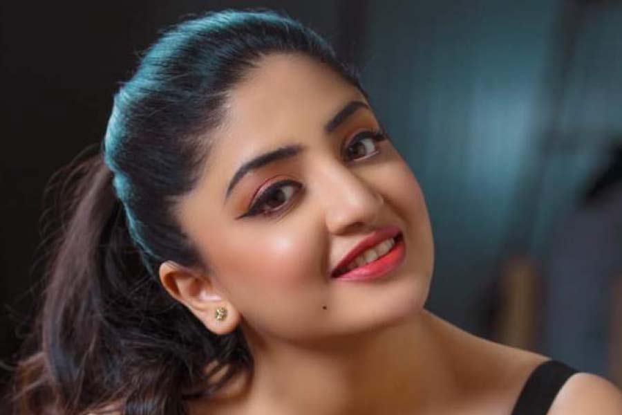 তাঁকে নিয়ে যখন রাজনৈতিক আক্রমণ, ট্রোল হচ্ছে, চুপ না থেকে সরব হয়ে নিন্দকদের পাল্টা জবাব দিয়েছেন পুনম। তাঁর অভিযোগ, সস্তার রাজনীতি করা হচ্ছে। পুনমের কথায়, “আমি হোঁচট খেয়ে পড়ে যাচ্ছিলাম, তখন সামলাতে রাহুল গান্ধী আমার হাত ধরেন।”