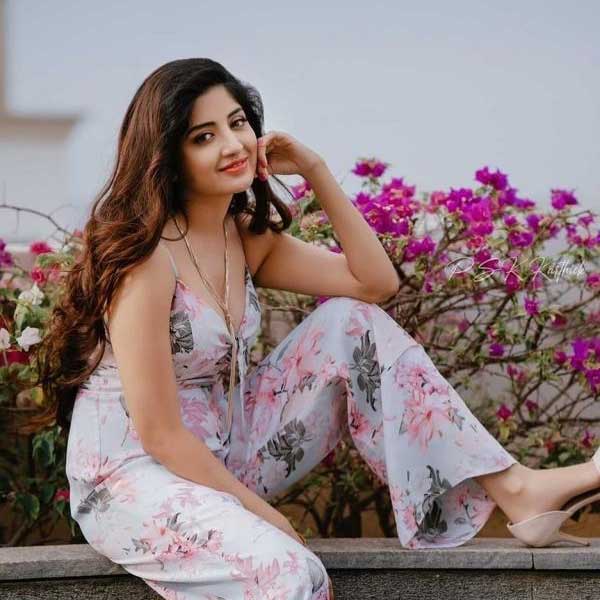 প্রসঙ্গত, তেলঙ্গানায় রাহুল গান্ধীর ‘ভারত জোড়ো যাত্রা’য় অংশ নিয়েছিলেন পুনম। সেই যাত্রায় হাঁটার সময়ই রাহুলের সঙ্গে তাঁর হাত ধরার ছবি প্রকাশ্যে আসে।