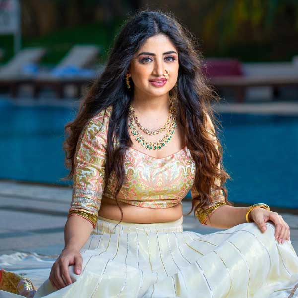 পুনম এক টুইটে বলেন, “মহিলাদের প্রতি সম্মান এবং তাঁদের সুরক্ষা নিয়ে যে ভাবে কাজ করেন রাহুল, তাঁর এই চিন্তাধারা আমার হৃদয়কে ছুঁয়ে গিয়েছে। যে ভাবে তাঁতিদের সমস্যার কথা তিনি শুনেছেন, তার জন্য রাহুল গান্ধীজিকে অসংখ্য ধন্যবাদ জানাই।”