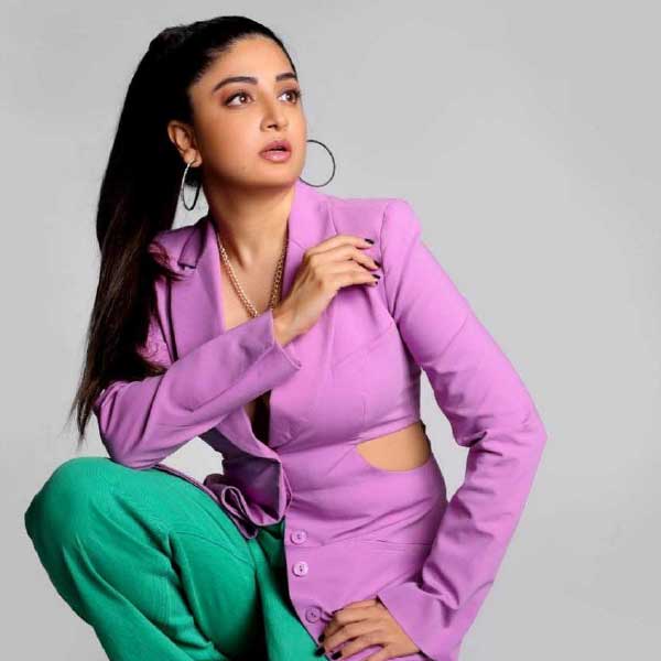 পুনমের জন্ম হায়দরাবাদে। পাবলিক স্কুলে পড়াশোনা করেছেন। স্কুলজীবন শেষে উচ্চশিক্ষার জন্য দিল্লিতে চলে আসেন। সেখানে ন্যাশনাল ইনস্টিটিউট অফ ফ্যাশন টেকনোলজি (এনআইএফটি) থেকে ফ্যাশন ডিজাইনিংয়ে স্নাতক করেন।