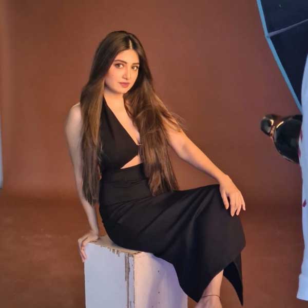 ‘ব্যাঙ্গলস’ নামে একটি মালায়লম ছবিতে অভিনয় করেছেন পুনম। ২০০৮ সালে বলিউড ছবি ‘আ ওয়েনেসডে’-তেও অভিনয় করেছেন।