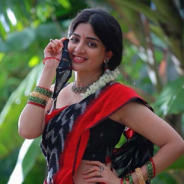 অভিনয়ের পাশাপাশি রাজনীতিতেও সক্রিয় পুনম। তিনি তেলুগু দেশম পার্টির হয়েও কাজ করেছেন। বিজেপি নেতাদের সঙ্গেও দেখা গিয়েছিল তাঁকে। যদিও পরে কংগ্রেসের সদস্যপদ নেন।