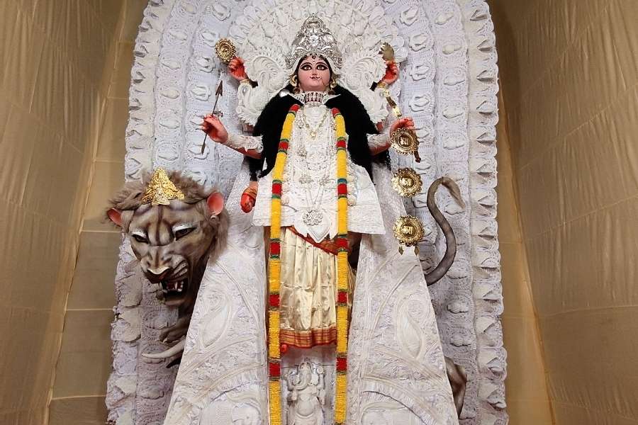 নিয়োগী বাগানে জগদ্ধাত্রীপুজোয় দেবীর সেজেছেন ডাকের সাজে।