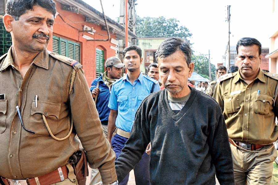 ৯ নভেম্বরের নিলামে অংশ নিতে ইচ্ছুক ব্যক্তিদের ৩ নভেম্বরের মধ্যে আবেদনপত্র জমা দিতে হবে। শুধু সারদাই নয়, সংস্থার ডিরেক্টরদের যাবতীয় স্থাবর সম্পত্তিও ওই দিন নিলামে উঠতে চলেছে। বিজ্ঞপ্তি দিয়ে এমনই জানিয়েছে সেবি। 